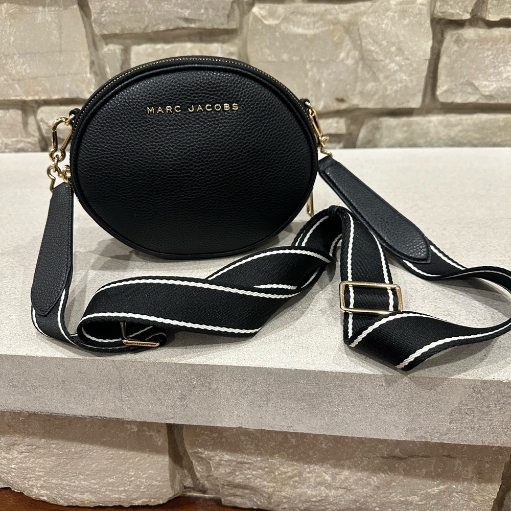 Mark Jacobs REWIND OVAL
CROSSBODY  Black Round Crossbody Bag